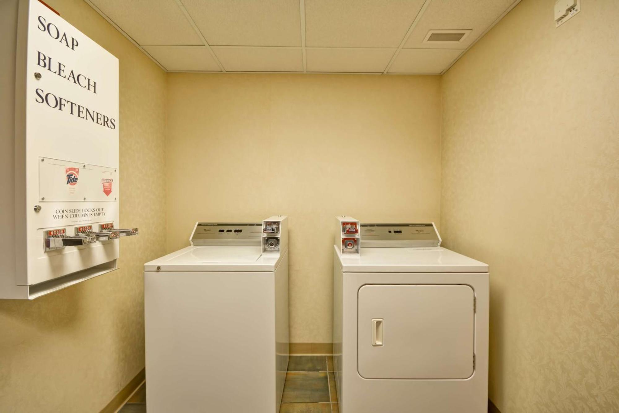 Hampton Inn Бозмен Екстер'єр фото